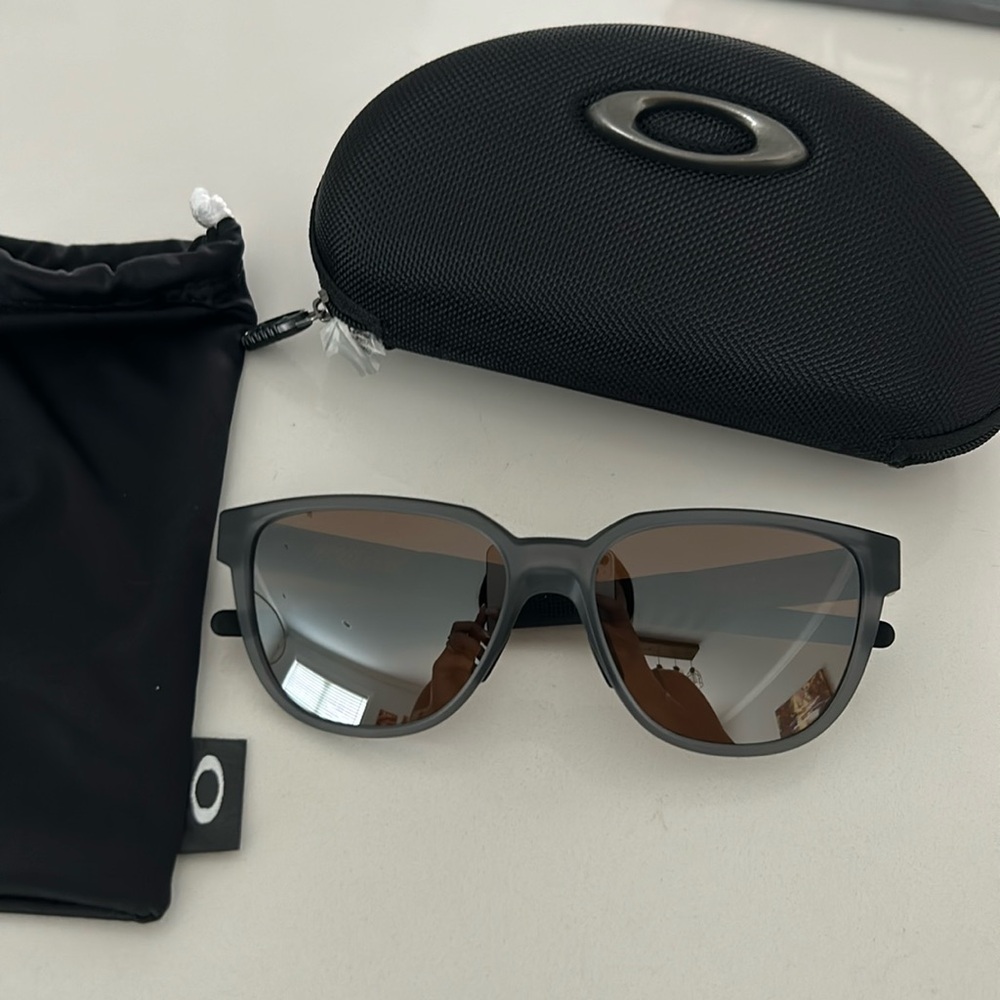NEW! Never worn Oakley sunglasses!